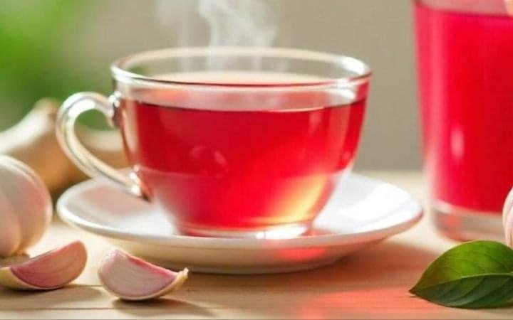 Natural remedies for high blood pressure, featuring garlic, ginger, hibiscus tea, beetroot juice, and holy basil for heart health